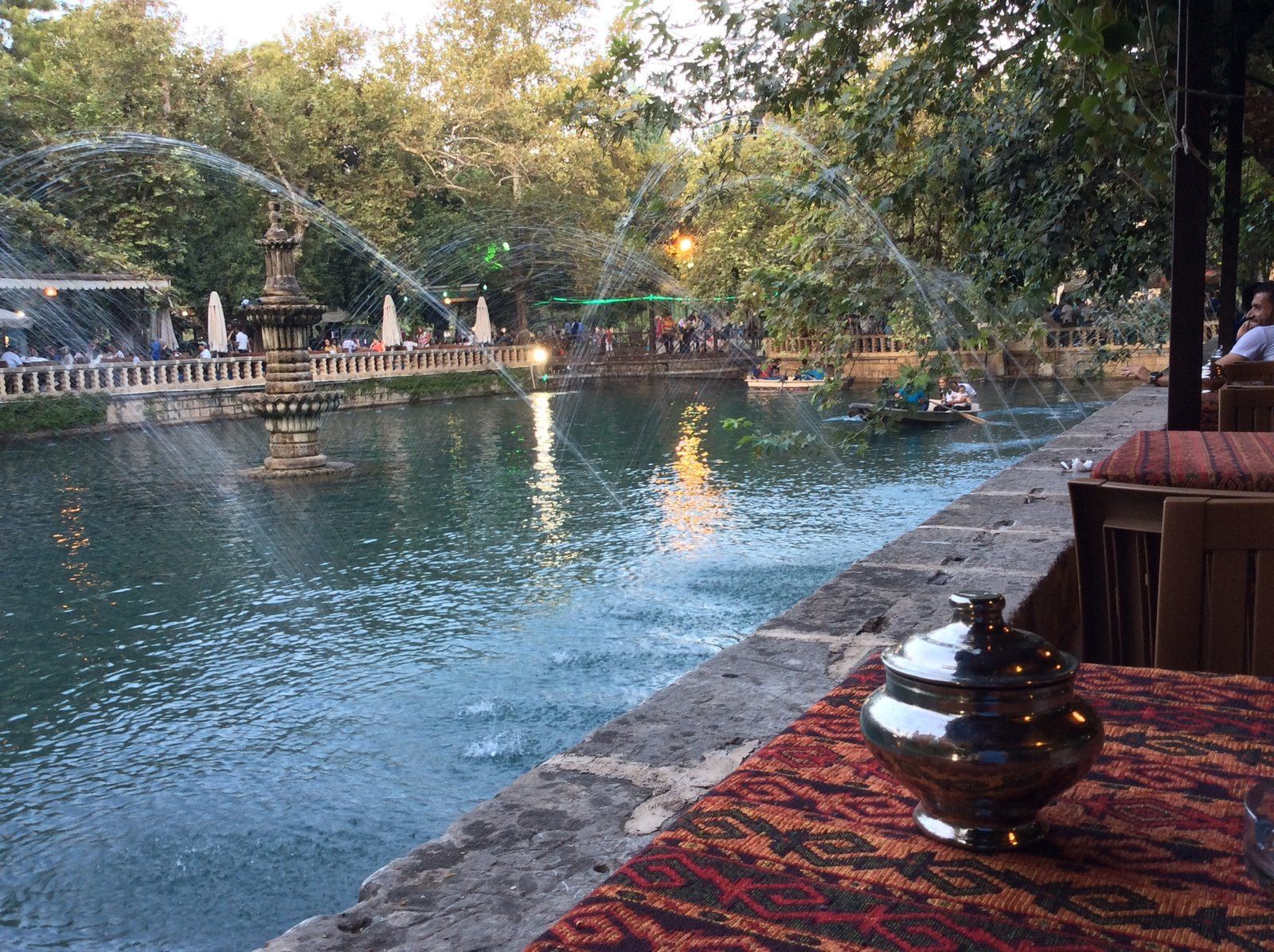 Der Fischteich Balıklıgöl in Şanlıurfa mit Moschee am Ufer