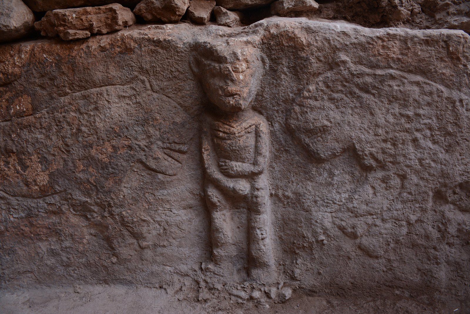 Steinrelief aus Sayburç mit menschlicher Figur und Tieren