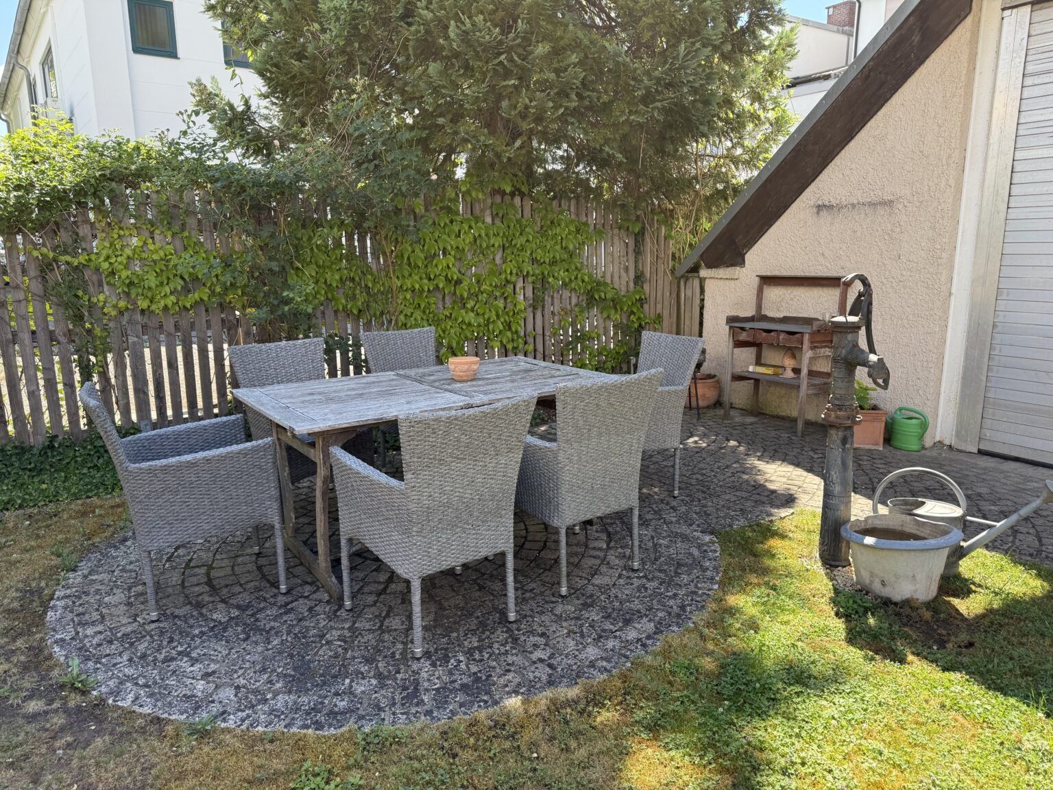 Garten des Seminarhauses mit Sitzgruppe