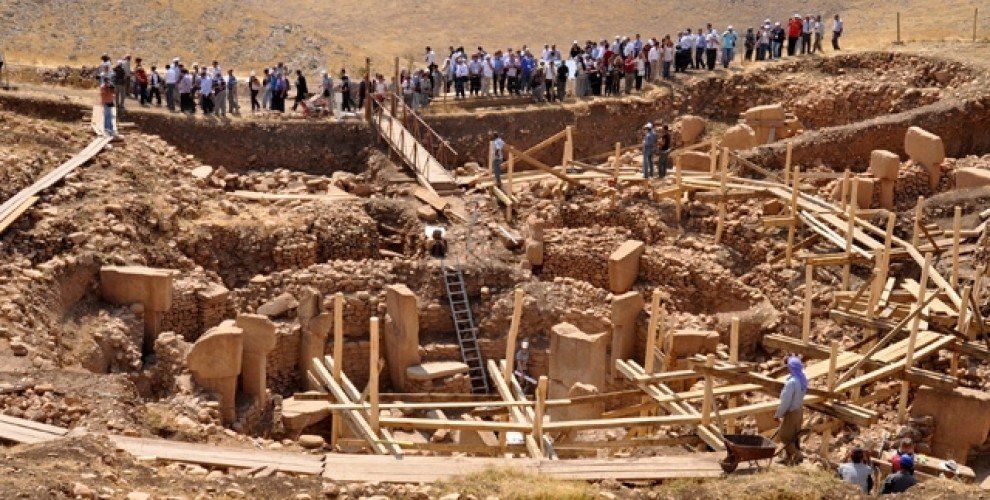 Ausgrabung von Göbekli Tepe mit kreisförmig angeordneten T-Pfeilern aus Kalkstein
