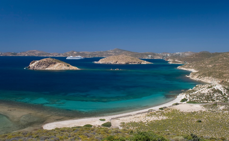 Weite Bucht mit türkisfarbenem Wasser, hellem Sandstrand und kleinen Inseln