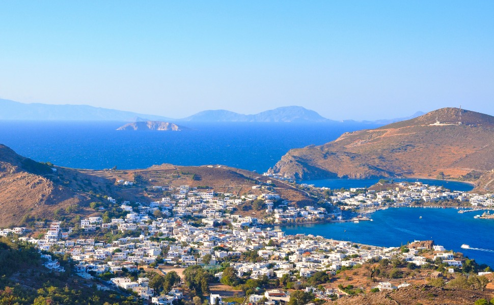 Panorama über Skala, die Buchten und Hügel von Patmos und das tiefblaue Meer