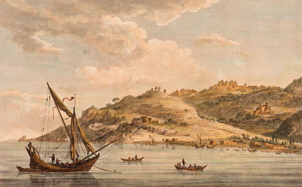 Kolorierter Kupferstich: Blick vom Meer auf Patmos mit Segelbooten, darüber die Chora mit dem Johanneskloster und den Windmühlen